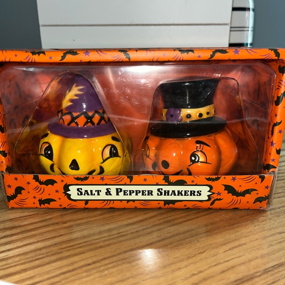 Johanna Parker pumpkin salt and pepper set. NIB
